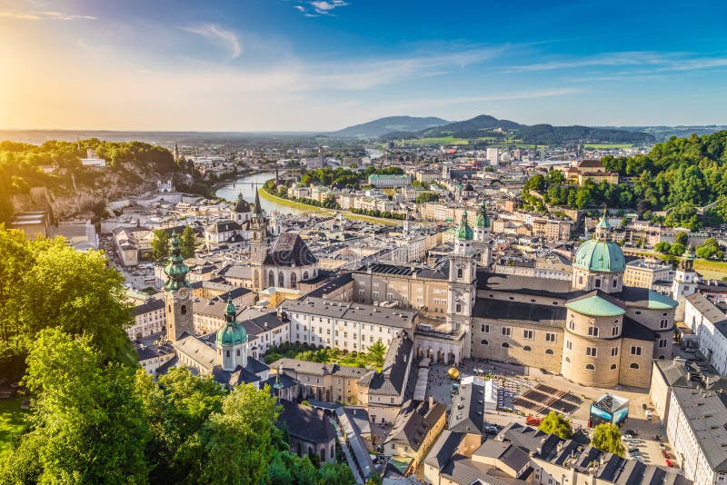 Widok z lotu ptaka historyczny miasto Salzburg, Austria
