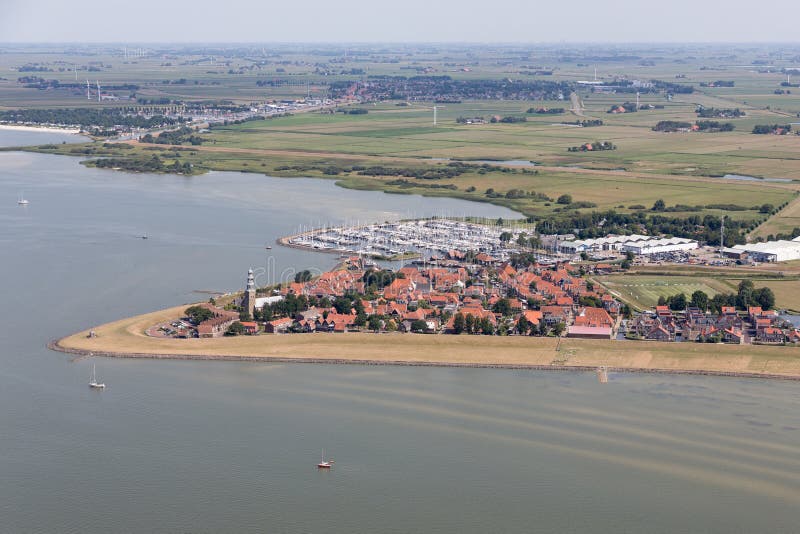 Widok z lotu ptaka Holenderska wioska Hindeloopen przy jeziornym IJsselmeer z marina obraz royalty free Widok z lotu ptaka Holenderska wioska Hindeloopen przy jeziornym IJsselmeer z marina obraz royalty free