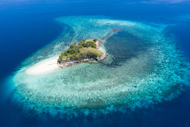 Widok Z Lotu Ptaka Idylliczna Tropikalna wyspa w Indonezja fotografia stock Widok Z Lotu Ptaka Idylliczna Tropikalna wyspa w Indonezja fotografia stock