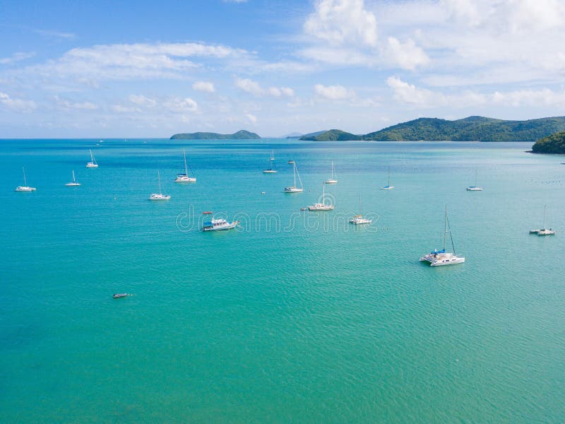 Widok z lotu ptaka lub odgórny widok tropikalna wyspa z łodzią, Phuket isl zdjęcia royalty free Widok z lotu ptaka lub odgórny widok tropikalna wyspa z łodzią, Phuket isl zdjęcia royalty free