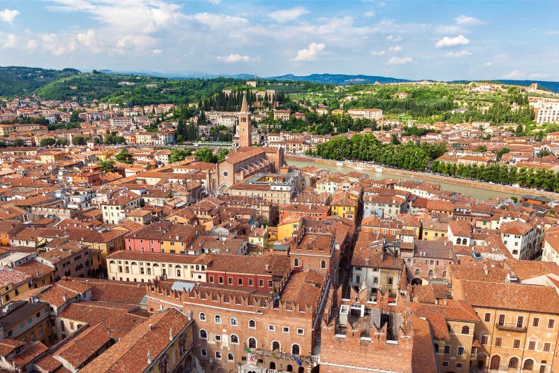 Widok z lotu ptaka miasto Verona z czerwonymi dachami, Włochy fotografia stock Widok z lotu ptaka miasto Verona z czerwonymi dachami, Włochy fotografia stock