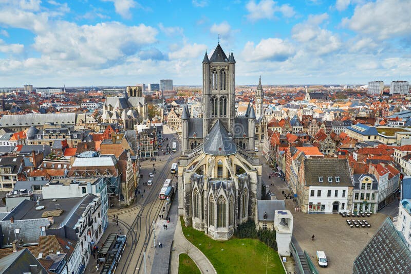 Widok z lotu ptaka na centrum Ghent z świętego Nicholas kościół w Belgia