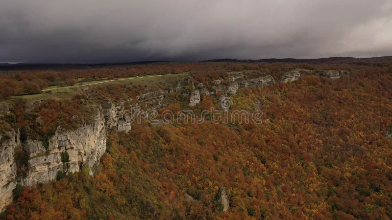 Widok z lotu ptaka na jesieni w nacedero de urederra