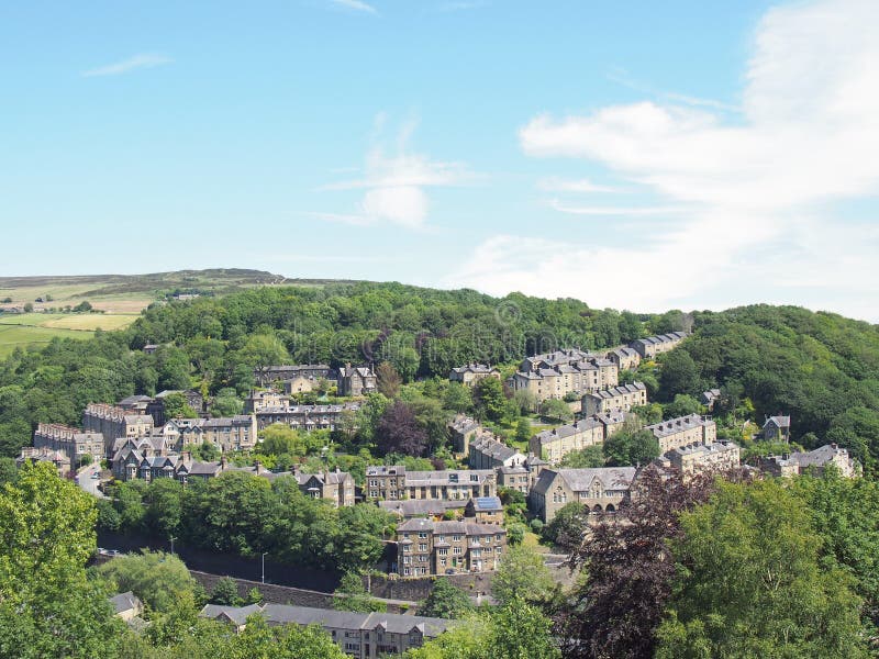 Widok z lotu ptaka na miasto hebden bridge w hrabstwie West Yorkshire z ulicami kamiennych domów i dróg pomiÄ™dzy drzewami obrazy royalty free Widok z lotu ptaka na miasto hebden bridge w hrabstwie West Yorkshire z ulicami kamiennych domów i dróg pomiÄ™dzy drzewami obrazy royalty free