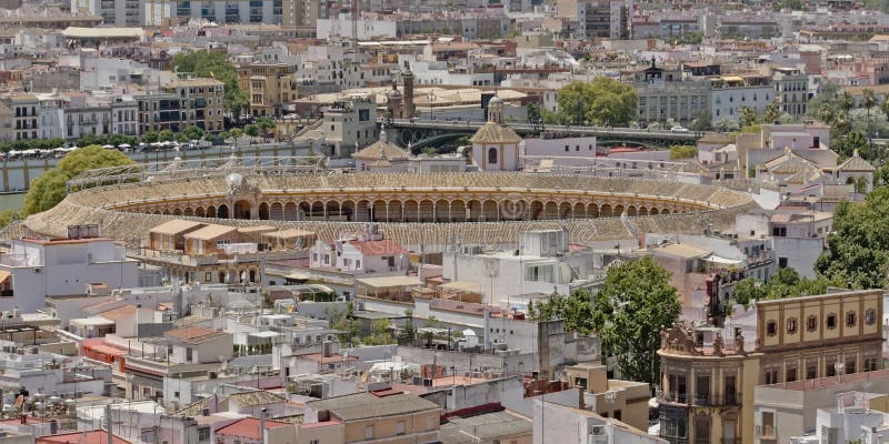 Widok z lotu ptaka na w centrum Seville i bullfighting pierścionek od Giralda Górujemy zdjęcie stock Widok z lotu ptaka na w centrum Seville i bullfighting pierścionek od Giralda Górujemy zdjęcie stock
