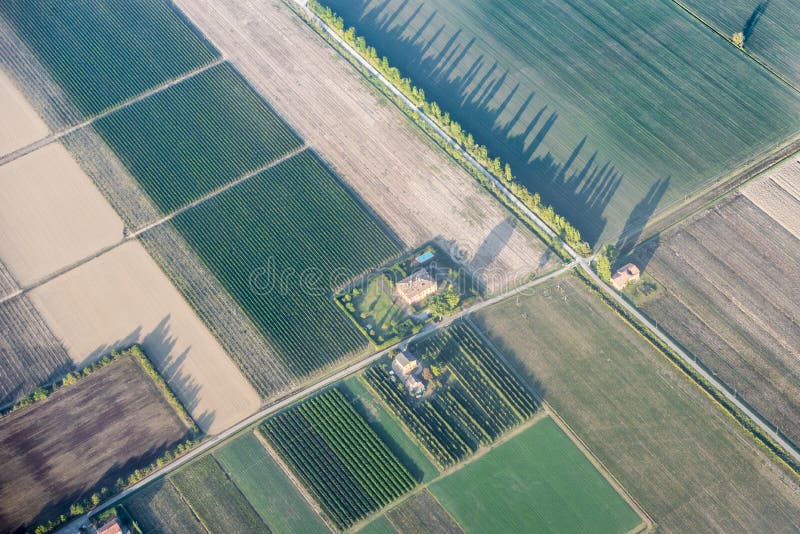 Widok z lotu ptaka odpowiada Po basen Włochy zdjęcia stock Widok z lotu ptaka odpowiada Po basen Włochy zdjęcia stock