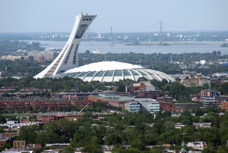 Widok z lotu ptaka Olimpijski stadium & Montreal miasto w Quebec, Kanada obrazy stock Widok z lotu ptaka Olimpijski stadium & Montreal miasto w Quebec, Kanada obrazy stock