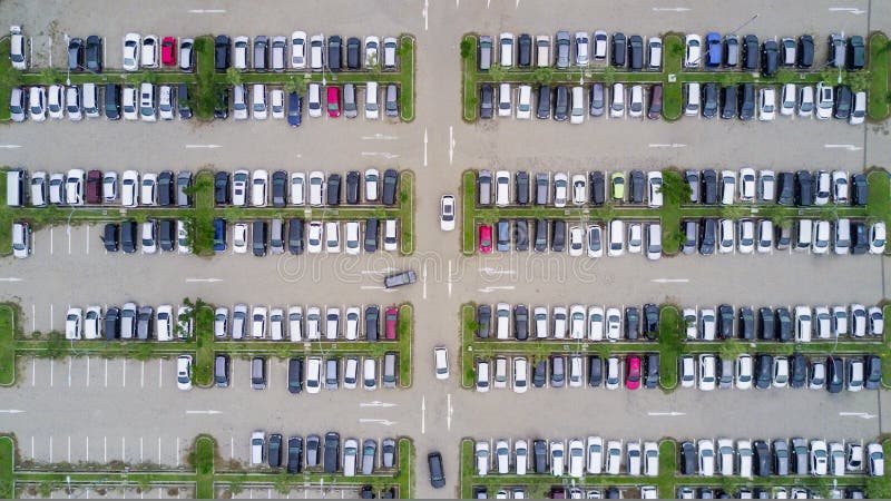Widok z lotu ptaka parking strzelał od trutnia zdjęcie stock Widok z lotu ptaka parking strzelał od trutnia zdjęcie stock