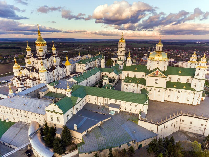 Widok z lotu ptaka Pochaev monaster, Ortodoksalny kościół, Pochayiv Lavra, Ukraina obrazy royalty free Widok z lotu ptaka Pochaev monaster, Ortodoksalny kościół, Pochayiv Lavra, Ukraina obrazy royalty free