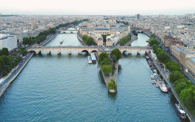 Widok z lotu ptaka Pont Neuf z Notre Damae przy zmierzchem zdjęcie royalty free Widok z lotu ptaka Pont Neuf z Notre Damae przy zmierzchem zdjęcie royalty free