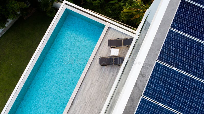 Widok z lotu ptaka pływacki basen i panel słoneczny