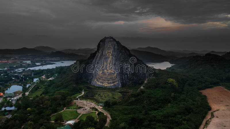 Widok z lotu ptaka rzeźbiący Buddha wizerunek od złota na falezie przy Khao Chee Chan, Pattaya obrazy stock Widok z lotu ptaka rzeźbiący Buddha wizerunek od złota na falezie przy Khao Chee Chan, Pattaya obrazy stock