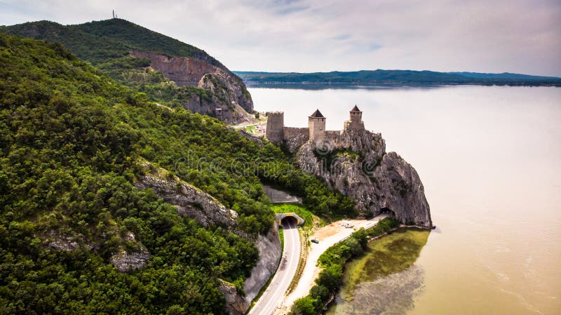 Widok z lotu ptaka stary średniowieczny forteczny Golubac zdjęcia stock Widok z lotu ptaka stary średniowieczny forteczny Golubac zdjęcia stock