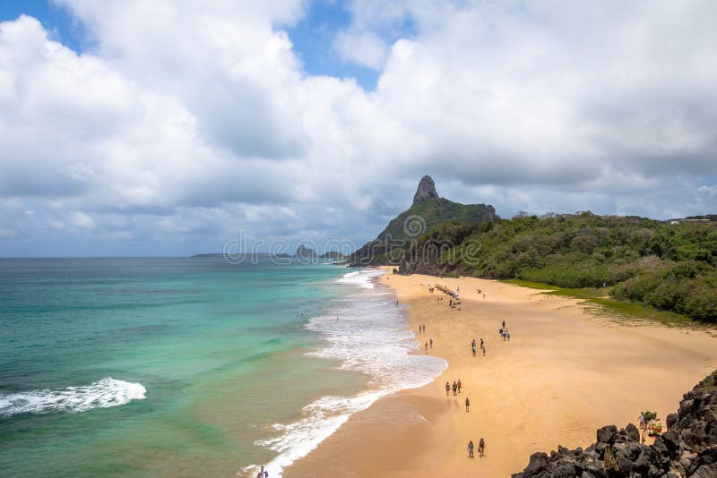 Widok z lotu ptaka Wewnętrzny Morze Mącący De Dentro Wyrzucać na brzeg i Morro robimy Pico, Fernando De Noronha -, Pernambuco, Br obrazy royalty free Widok z lotu ptaka Wewnętrzny Morze Mącący De Dentro Wyrzucać na brzeg i Morro robimy Pico, Fernando De Noronha -, Pernambuco, Br obrazy royalty free