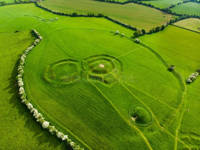 Widok z lotu ptaka wzgórze Tara, archeologiczny kompleks, zawiera liczbę antyczni zabytki, okręg administracyjny Meath, Irlandia zdjęcie stock Widok z lotu ptaka wzgórze Tara, archeologiczny kompleks, zawiera liczbę antyczni zabytki, okręg administracyjny Meath, Irlandia zdjęcie stock