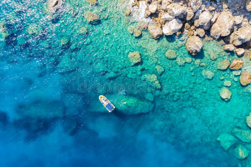 Widok z lotu ptaka ziobro łódź z snorkelers i nurkami w Grecja zdjęcie stock