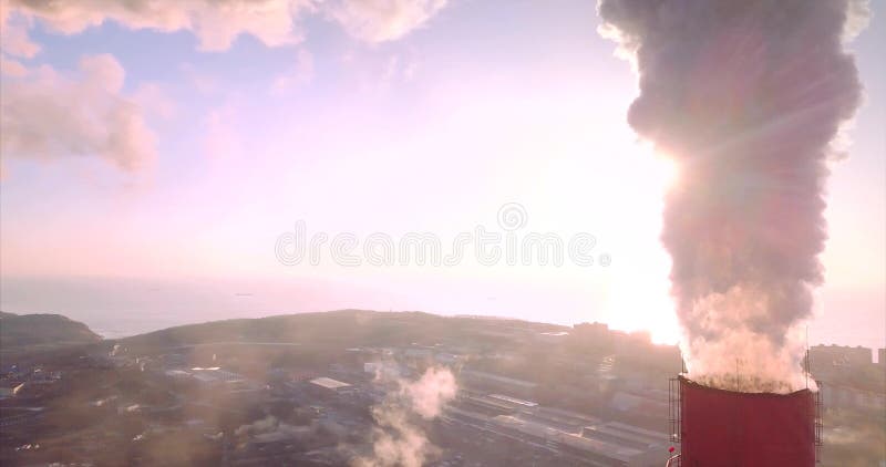 Widok z lotu ptaka Środkowego ogrzewania i elektrowni kominy z kontrparą Wschód słońca