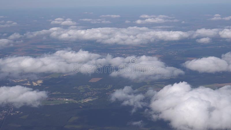 Widok z okna płaszczyzny Latanie samolotem nad miastami, jeziorami, lasami 4K