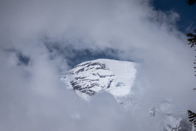 Widok z otworu klucza przez chmury Majestic Mt Ranier zdjęcie stock Widok z otworu klucza przez chmury Majestic Mt Ranier zdjęcie stock