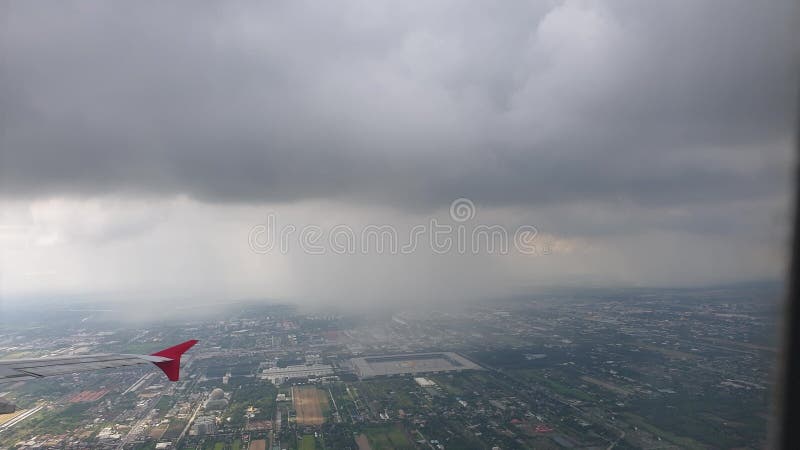 Widok z powietrza z lotu samolotem i chmury opadające nad miastem