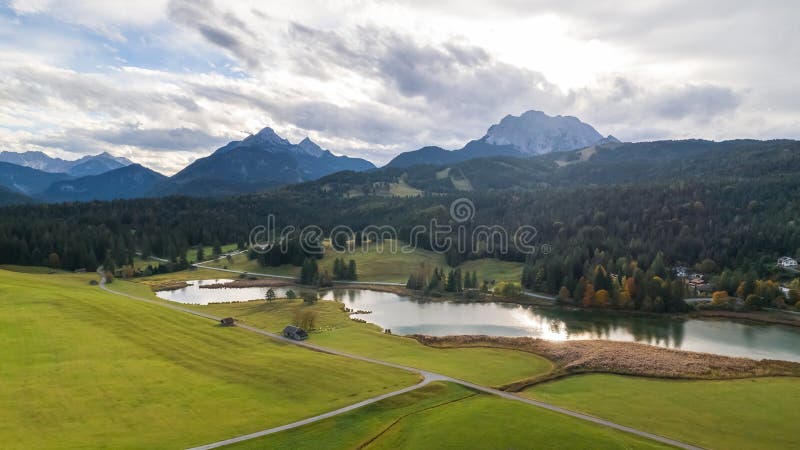Widok z powietrza na malowidło pól garmischpartenkirchen w niemcy fotografia stock