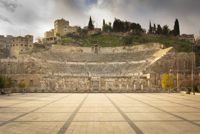 Widok z przodu na ruiny historycznego teatru rzymskiego w amman jordan fotografia stock