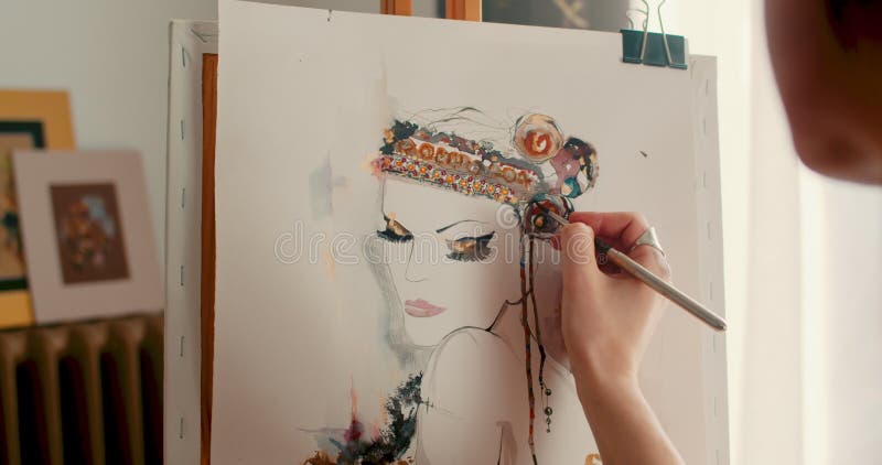 Widok z tyłu malarza kobiecego tworzącego piękne zdjęcie dziewczyny w studio sztuki przytulnej. kobieta malująca na papierze