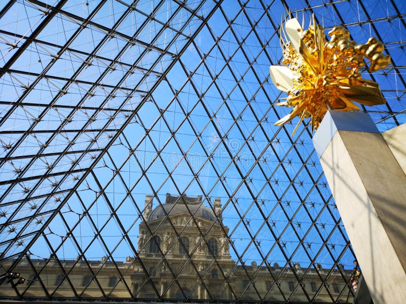 Widok z wewnątrz louvre Muzealnego ostrosłupa w Paryż, Francja obraz stock Widok z wewnątrz louvre Muzealnego ostrosłupa w Paryż, Francja obraz stock