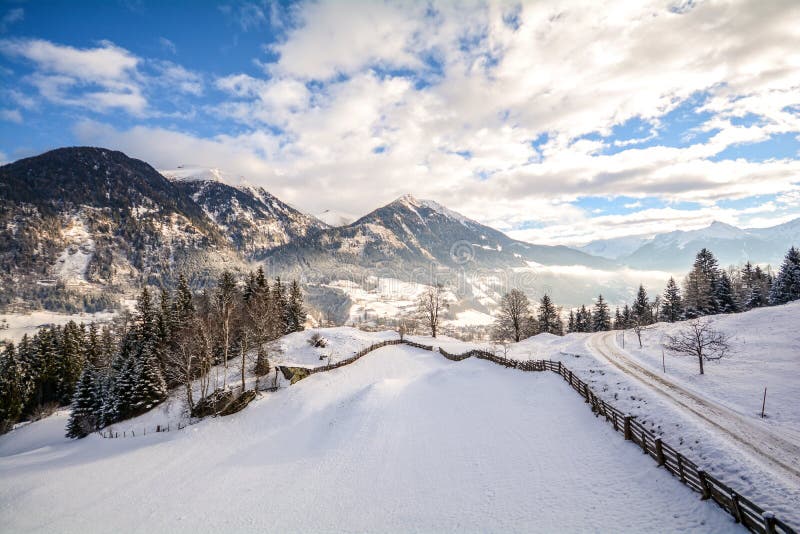Widok zima krajobraz z pasmem górskim dolinny pobliski Zły Gastein i Gasteinertal, Pongau Alps - Salzburg Austria obraz royalty free Widok zima krajobraz z pasmem górskim dolinny pobliski Zły Gastein i Gasteinertal, Pongau Alps - Salzburg Austria obraz royalty free