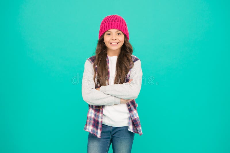 Wie cool bin ich? Kindermode Girl cute Kinderbekleidung aus Gewirken Kleines Mädchen mit Winterhut Komfortabel und kühl Girl long lizenzfreie stockbilder