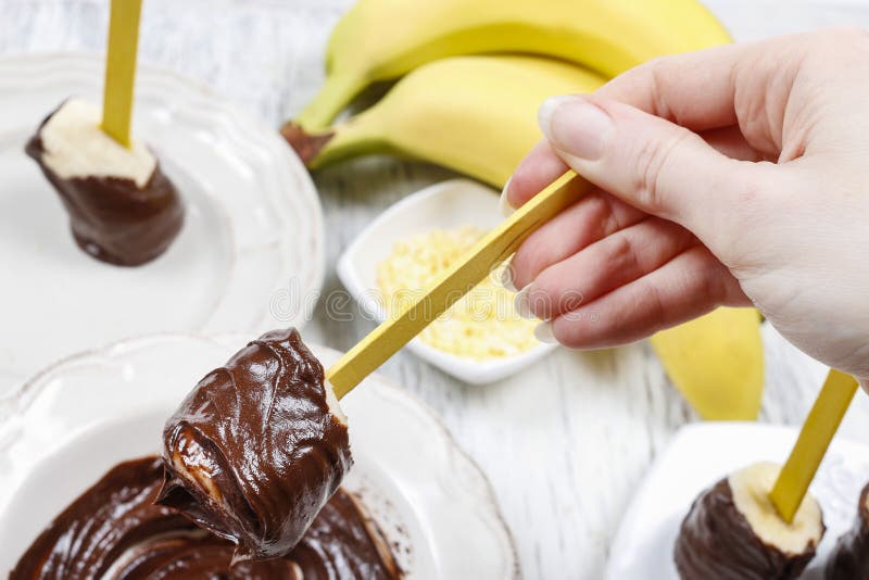 Wie Man Schokolade Eintauchte Bananen - Tutorium Macht Stockfoto - Bild ...