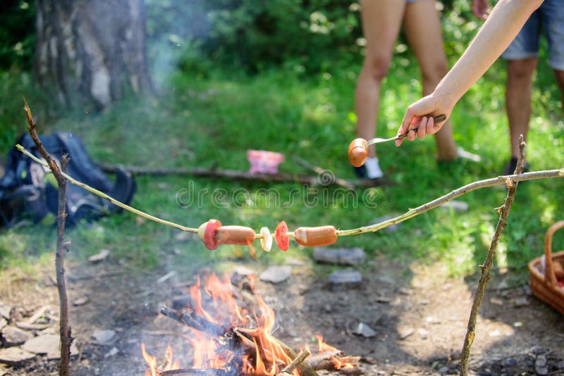 Wie man Würste mit Gemüse brät Würste auf Stockfeuerhintergrund Rauchiger Geruch des gebratenen Lebensmittels Roasty toasty stockfoto Wie man Würste mit Gemüse brät Würste auf Stockfeuerhintergrund Rauchiger Geruch des gebratenen Lebensmittels Roasty toasty stockfoto