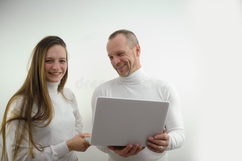 Wie Sie neue Notebook junge Mädchen fragt erfahrenen Manager Mann zeigt Schüler Laptop-Software Paar in weiß. Wie Sie neue Notebook-junge Mädchen fragt erfahrenen Manager mittelalterlichen Balling Mann zeigt Schüler Laptop-Software weiß Strümpfe auf weißem Hintergrund Pärchen