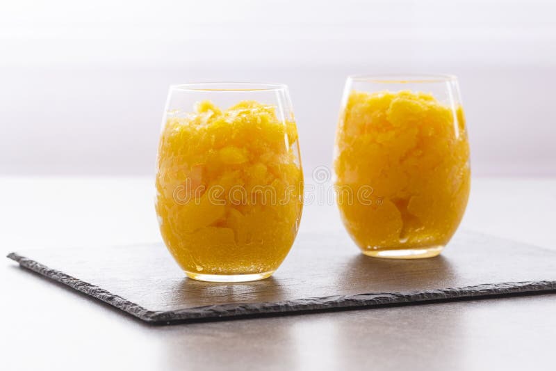 ?wie?y pomara?czowy cytrusa sorbet garniruj?cy z mennic? - tradycyjny zimny deser zdjęcie stock ?wie?y pomara?czowy cytrusa sorbet garniruj?cy z mennic? - tradycyjny zimny deser zdjęcie stock