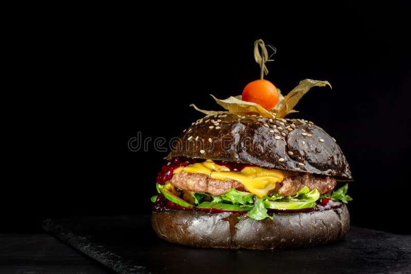 ?wie?y smakowity hamburger na czer? ?upku, dekoruj?cym z p?cherzyc? obrazy royalty free ?wie?y smakowity hamburger na czer? ?upku, dekoruj?cym z p?cherzyc? obrazy royalty free