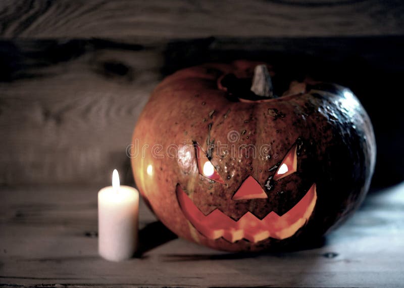 ?wieczka i przera?aj?ca u?miechni?ta Halloweenowa bania na drewnianym stole obraz royalty free ?wieczka i przera?aj?ca u?miechni?ta Halloweenowa bania na drewnianym stole obraz royalty free