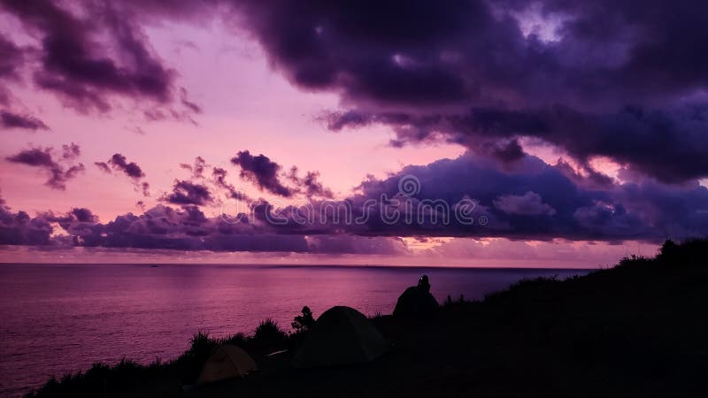 Wieczorna atmosfera na wzgórzu z jasnym purpurowym niebem obraz royalty free