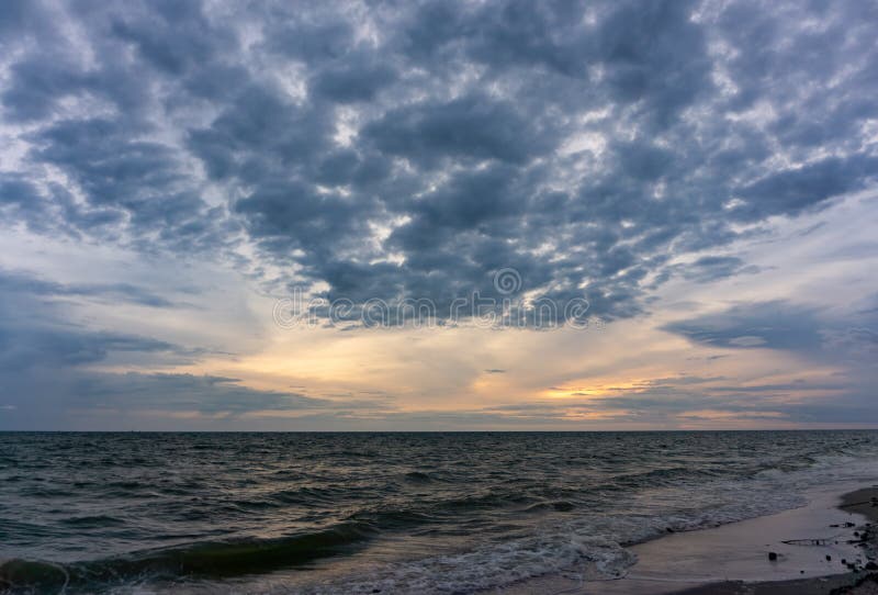 Wieczór niebo chmury niebo pełno światło od słońca odbija Seawater, morze powierzchnia obrazy royalty free Wieczór niebo chmury niebo pełno światło od słońca odbija Seawater, morze powierzchnia obrazy royalty free