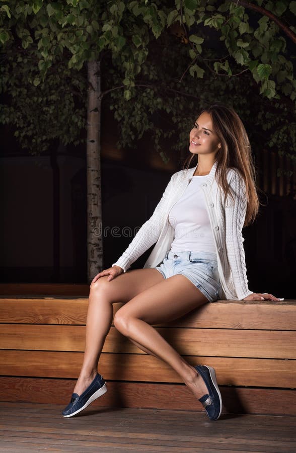 Wieczór portret piękna młoda kobieta w parku elegancki obraz stock Wieczór portret piękna młoda kobieta w parku elegancki obraz stock