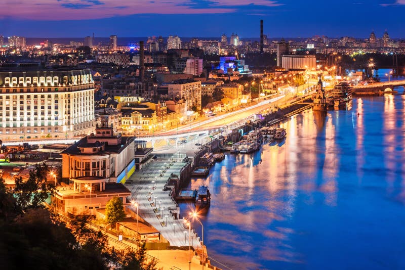 Wieczór powietrzna sceneria Kyiv, Ukraina