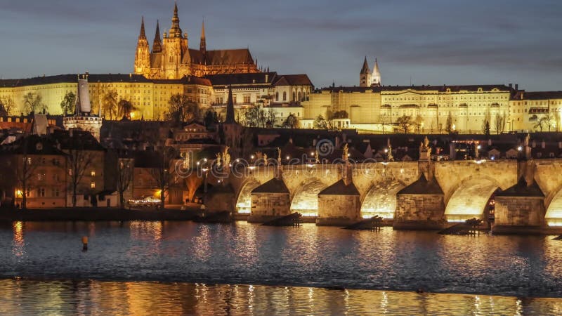 Wieczór zamku Praskiego i Wełtawy oświetlał zachód słońca. Noc HDR powiększa strzał centrum Pragi zbiory