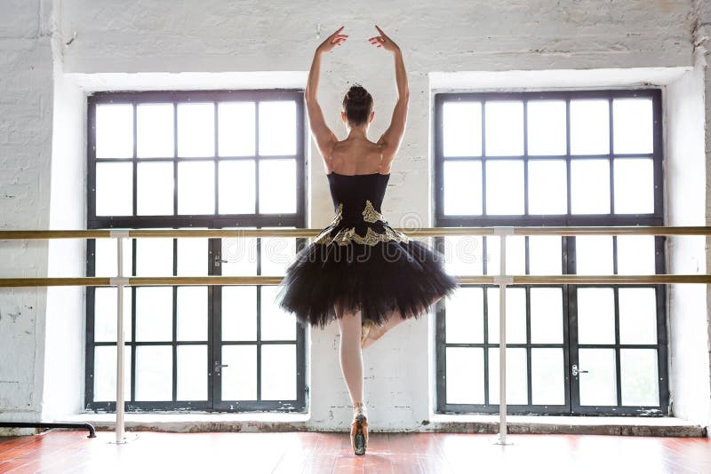 Wiederholungsballerina in der Halle Bretterboden, sehr gro?e Fenster Sch?ne Ballerina im Proberaum stockfotos Wiederholungsballerina in der Halle Bretterboden, sehr gro?e Fenster Sch?ne Ballerina im Proberaum stockfotos