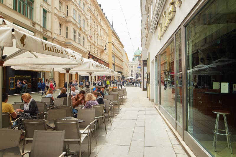 Wiedeń, Austria - 15 2018 Kwiecień: taksówkarz w frachcie z dwa koniami jedzie turystów wokoło miasta obrazy stock Wiedeń, Austria - 15 2018 Kwiecień: taksówkarz w frachcie z dwa koniami jedzie turystów wokoło miasta obrazy stock