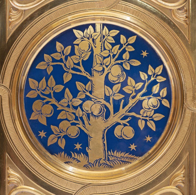 Wiedeński detal drzewa życia jako symbol jezusa i eucharystii na przybytku kościoła herz jesu fotografia stock