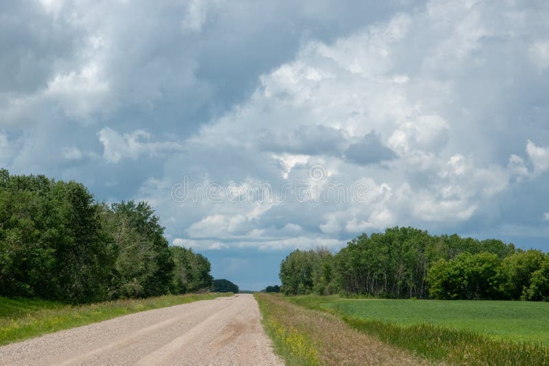 Wiejska pasmo droga i Rolna ziemia, Saskatchewan, Kanada zdjęcie royalty free Wiejska pasmo droga i Rolna ziemia, Saskatchewan, Kanada zdjęcie royalty free