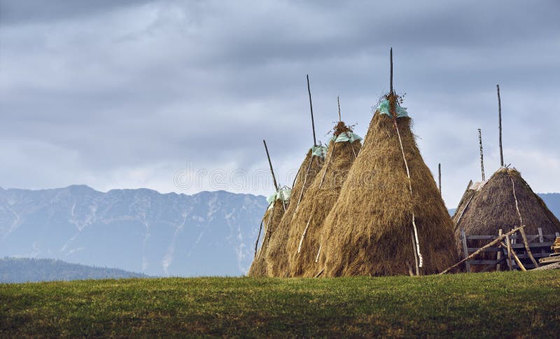 Wiejski chmurny krajobraz z haystacks w Transylvania, Rumunia zdjęcie stock