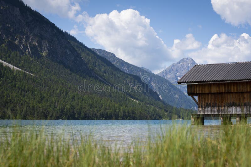 Wiejski drewniany dom łodzi w cudownym górskim jeziorze plansee