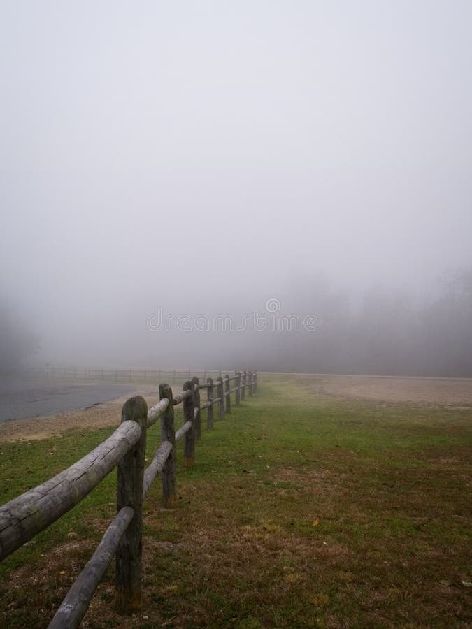 Wiejski mgłowy pole obrazy stock Wiejski mgłowy pole obrazy stock
