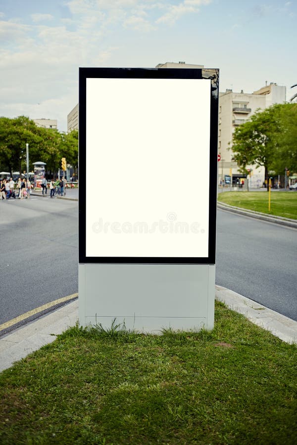 Wielcy plenerowi billboardów stojaki przy ruchliwie skrzyżowaniem zdjęcia stock Wielcy plenerowi billboardów stojaki przy ruchliwie skrzyżowaniem zdjęcia stock