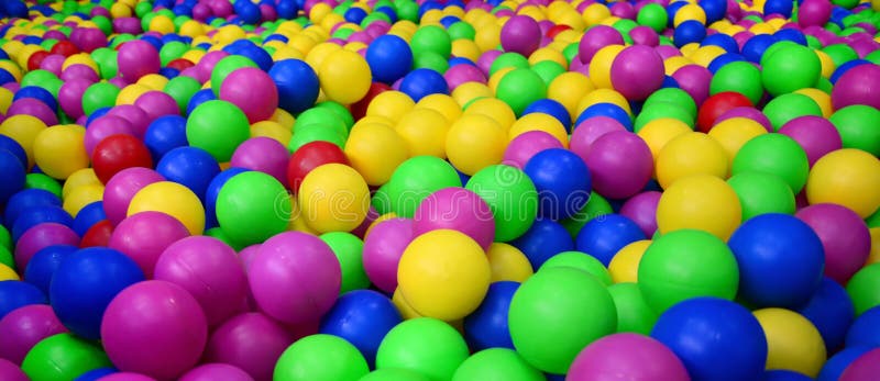 Wiele kolorowe plastikowe piłki w kids& x27; ballpit przy boiskiem obraz royalty free Wiele kolorowe plastikowe piłki w kids& x27; ballpit przy boiskiem obraz royalty free